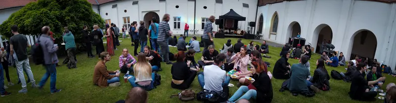 ... a tady spoustu rozveselených lidí